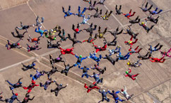 Dim bate Recorde de Formação Sequencial, em Perris Valley (Califórnia – USA), 2014. Salto de Paraquedas apoio BraZip