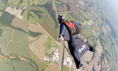 Claudio Santiago - Dim - saltando de paraquedas com wingsuit apoio BraZip